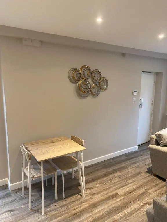 THE ESK - Modern 1 bedroom apartment in centre of Melrose.