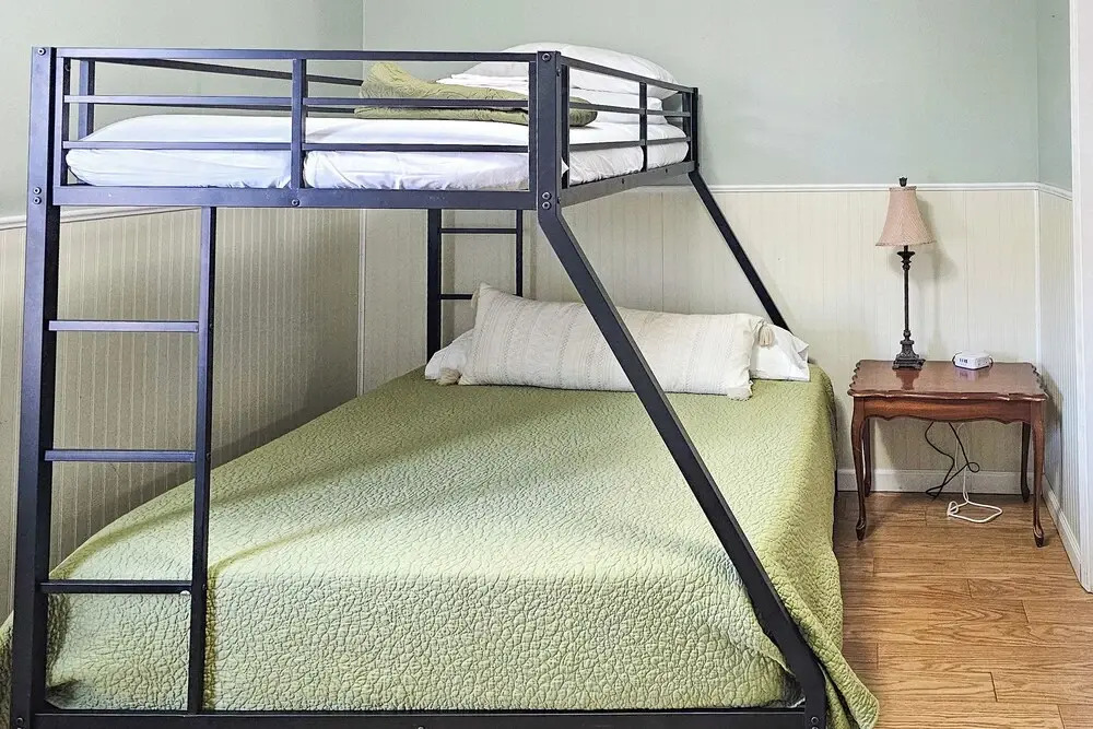 Walk to Nauvoo Temple: Remodeled Family Apartment