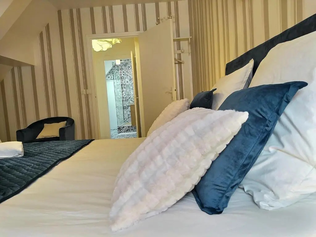 Chambre dhôtes de Verdigné Piscine chauffée Parking Wifi
