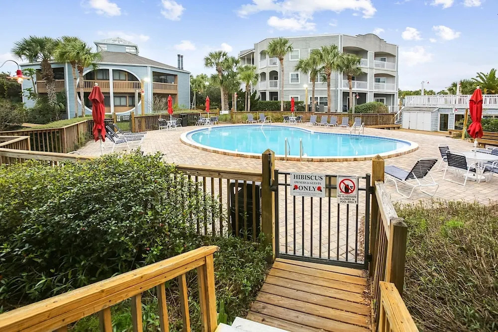 Seaside Haven Stylish Condo 3 Pools New Rental