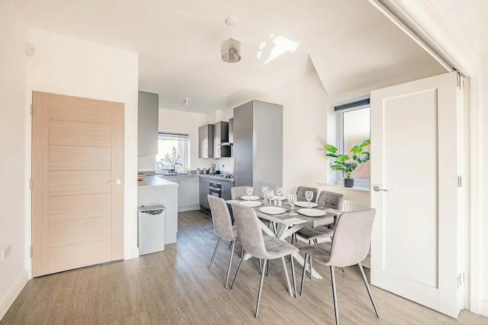 Perfect Booking 4 Bed Home in Swindon