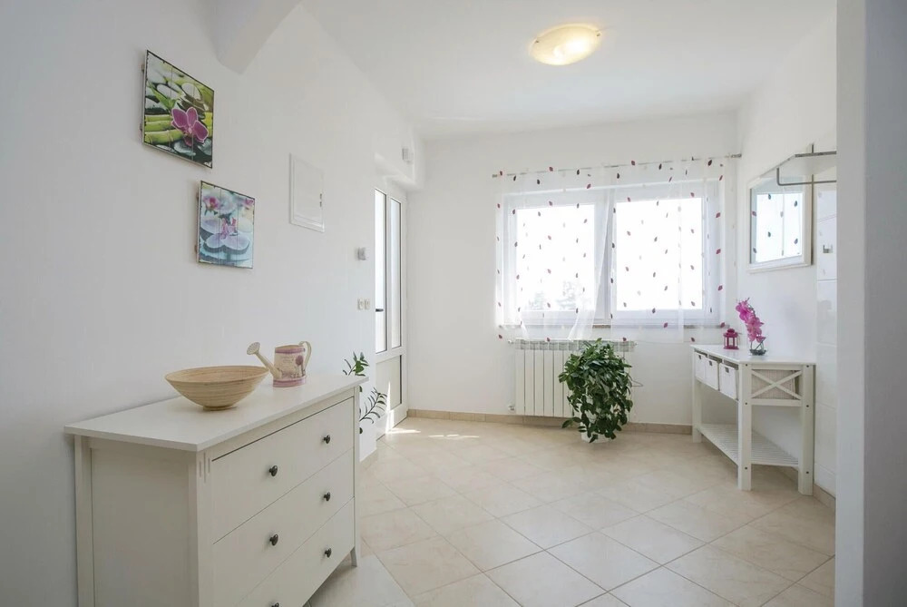 Amazing Home in Drenje With Wifi and 4 Bedrooms