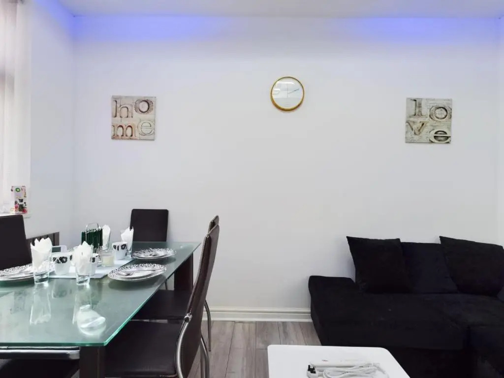 Stunning 4-bed House Fully Refurbished Modern