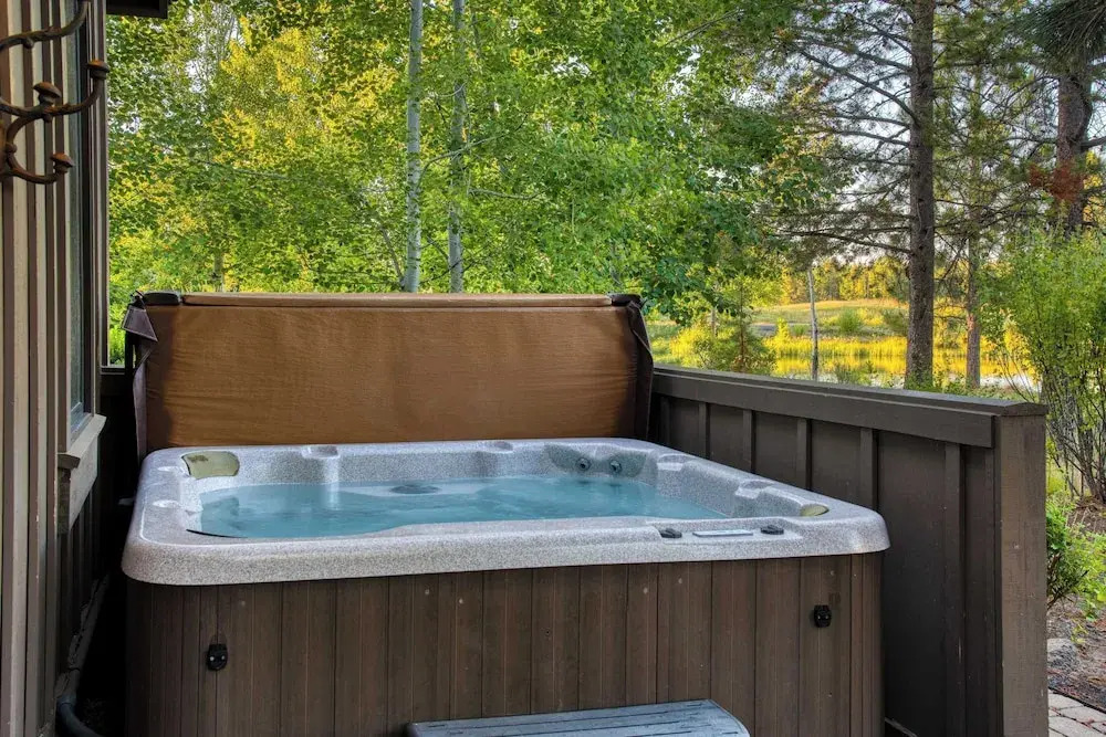 Klamath by Avantstay Premier Lakeside Cabin w/ Spa, Fire Pit & Lake Views