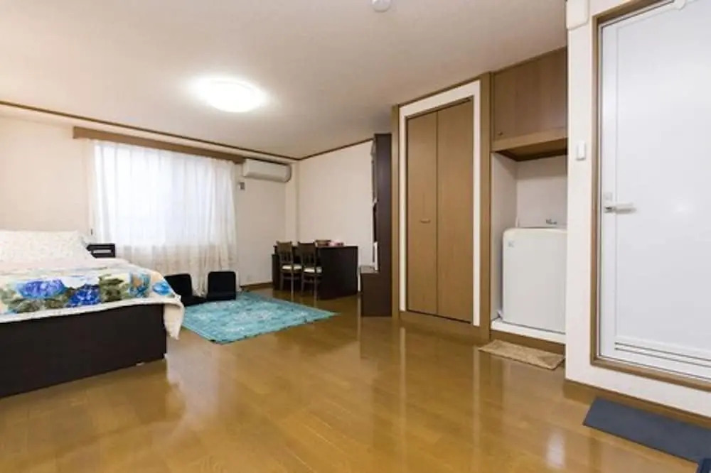 Centrally Located Deluxe Furnished.4