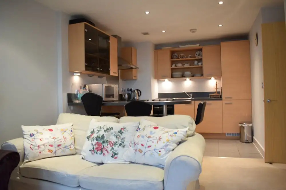 Modern 2 Bedroom Apartment Near Chelsea Harbour With Balcony