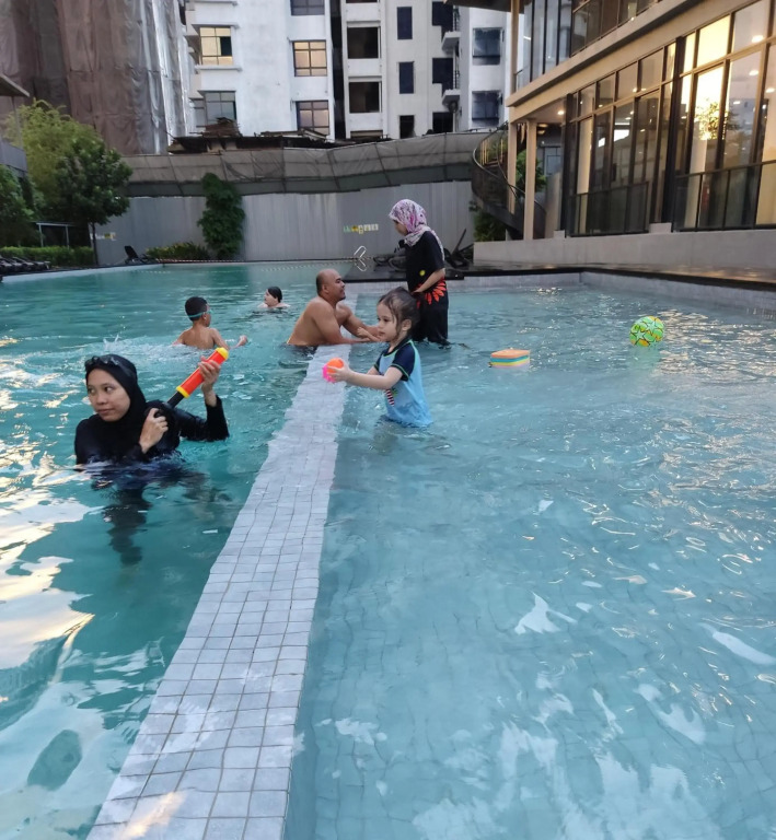 Homestay2 KL KLCC Ampang, entire Condo, Balcony, 5-10 min to Zoo, Keramat Setiawangsa Pandan Cheras, 2-7px, Pool anytime, 2free indoor parking, Cooking, Washer, Strong wifi, view Genting