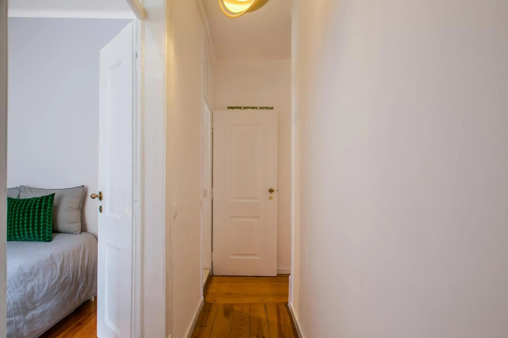 Spacious, Bright and Newly Renovated 2 Bedroom Apartment, Lisbon Historical Center, Madragoa