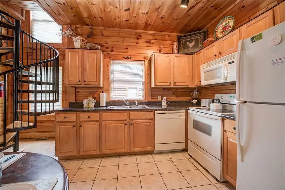 Bear Hyde 3 Bedroom Home with Hot Tub