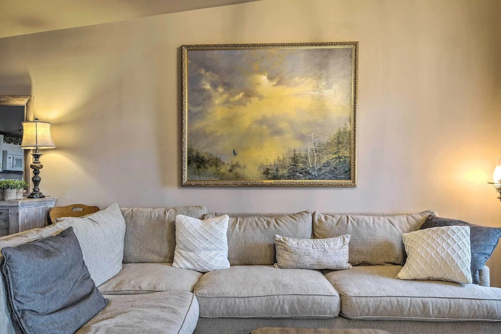 Chic Main Street Retreat < 7 Mi to KY Horse Park!
