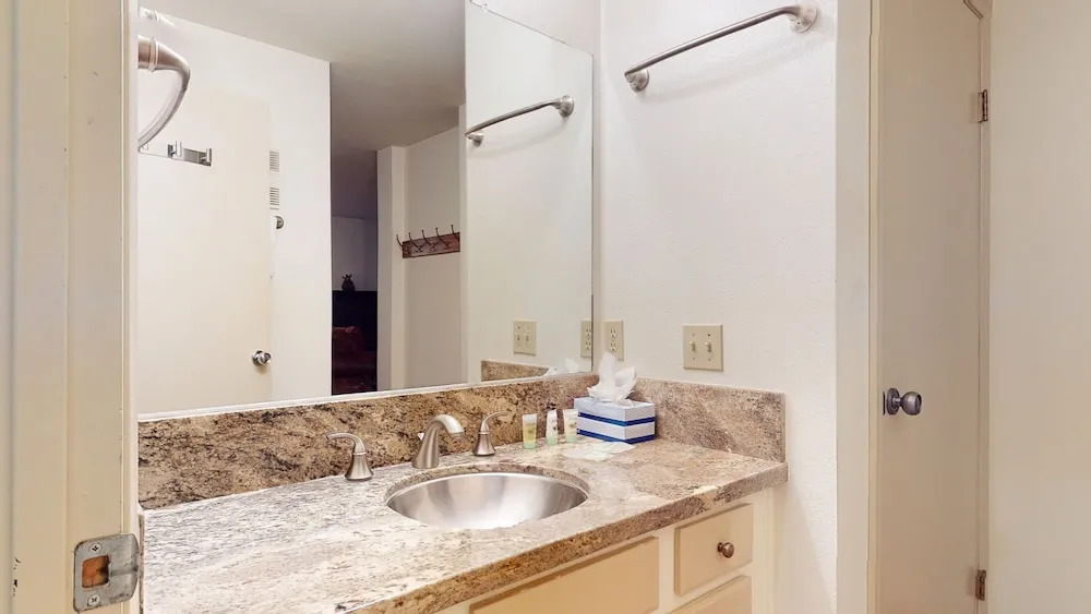 Summit 211 Spacious and Clean, Private Balcony, On Free Shuttle Route by RedAwning