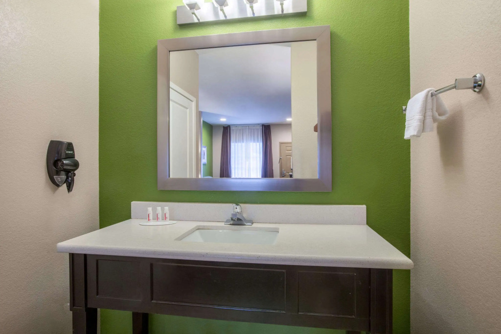Super 8 by Wyndham Mansfield LA
