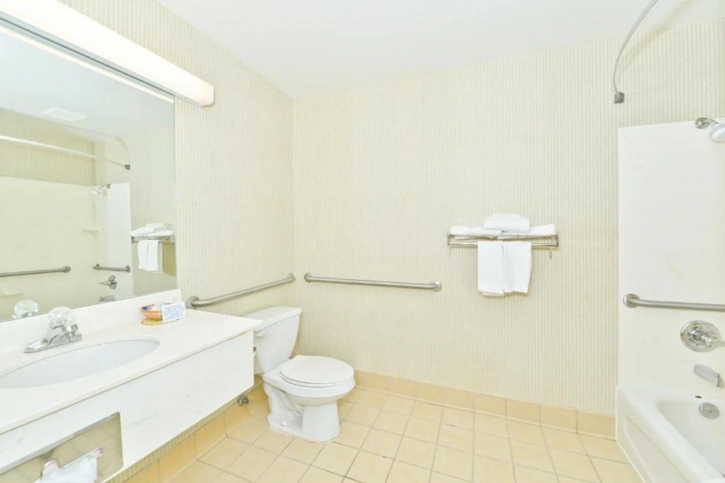 BlissPoint Inn & Suites Marion