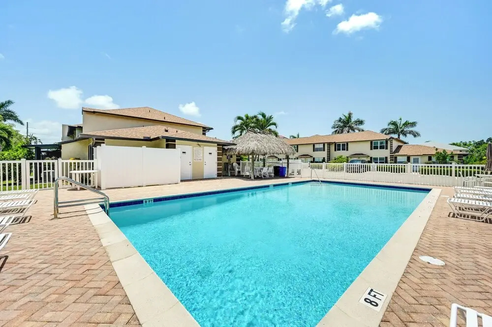 Marco Island Townhome: 2 Mi to Beaches!