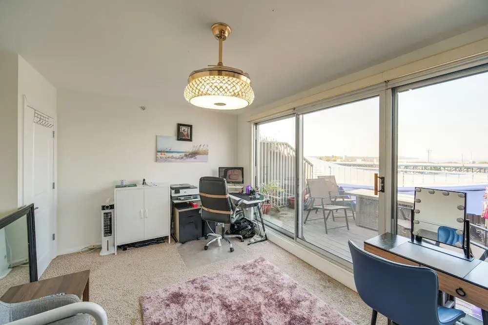 3 Mi to Dtwn Cleveland: Condo w/ Lake Erie Views!