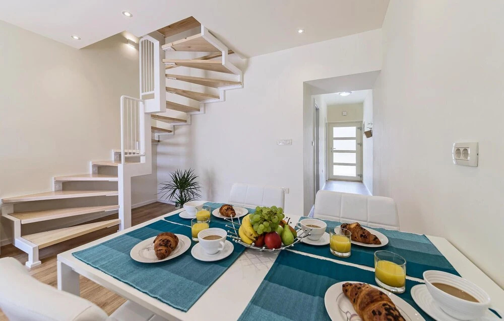 Awesome Home In Ripenda Kras, Labin With Wifi