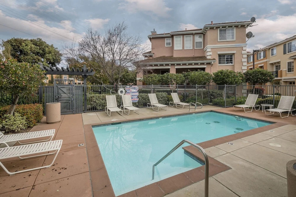 Posh Waterfront - 3 Br Condo