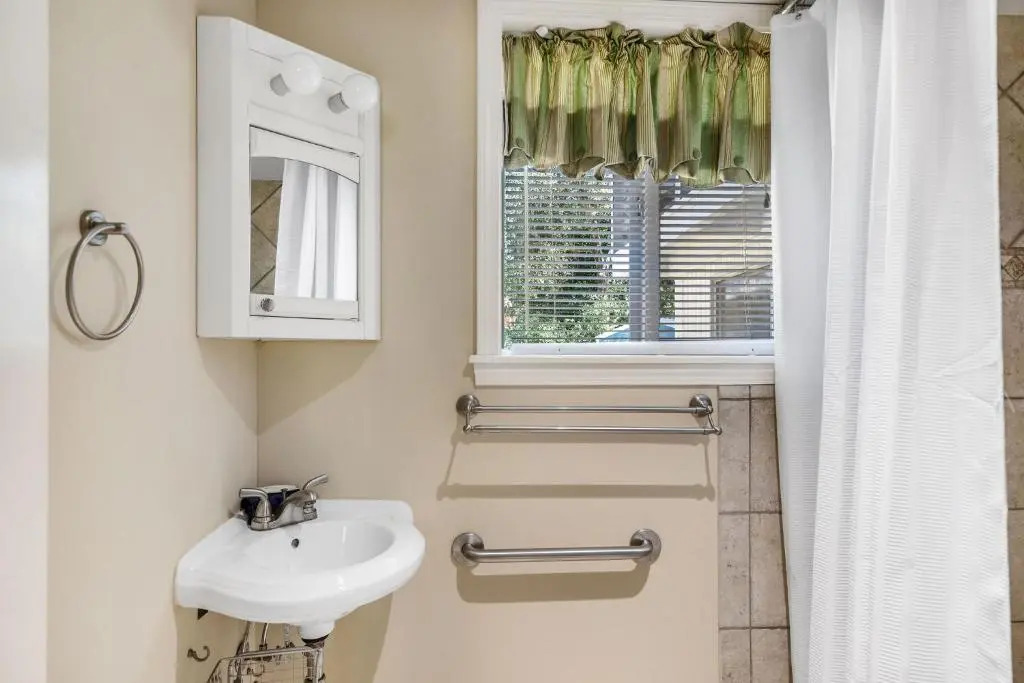 1010 E Ashley - Two Kitchens - Steps to Beach