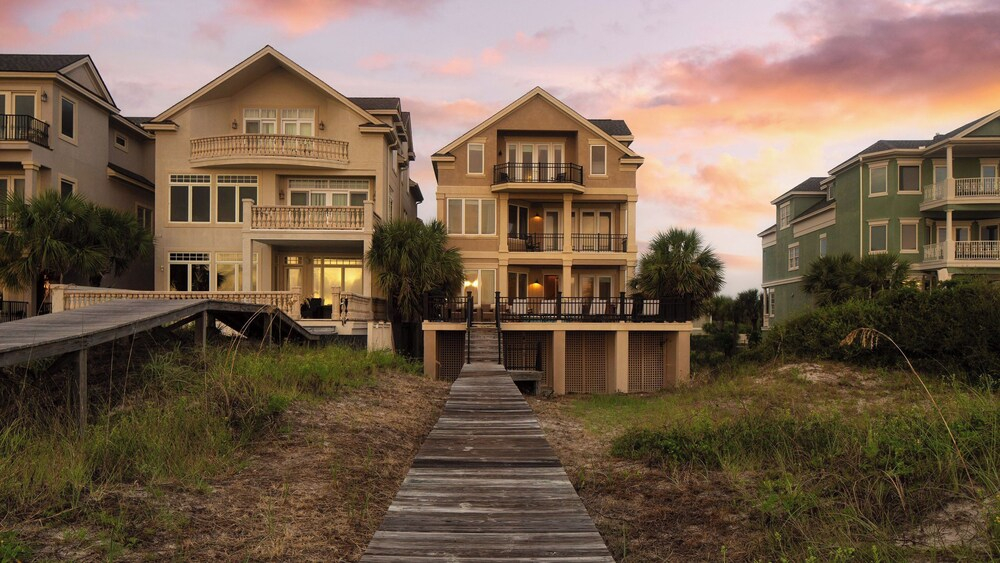 Oceanfront, Pool+hot Tub, Game Room, Views Steps to Beach Lido by Avantstay