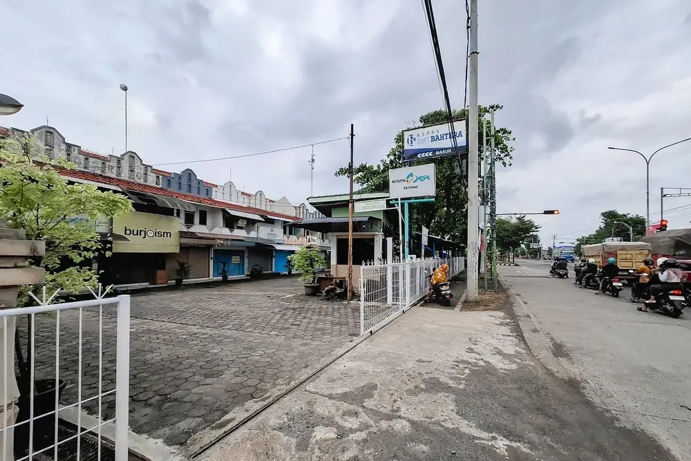 RedDoorz at Grand Mirza Near Pasar Grosir Batik Setono Pekalongan