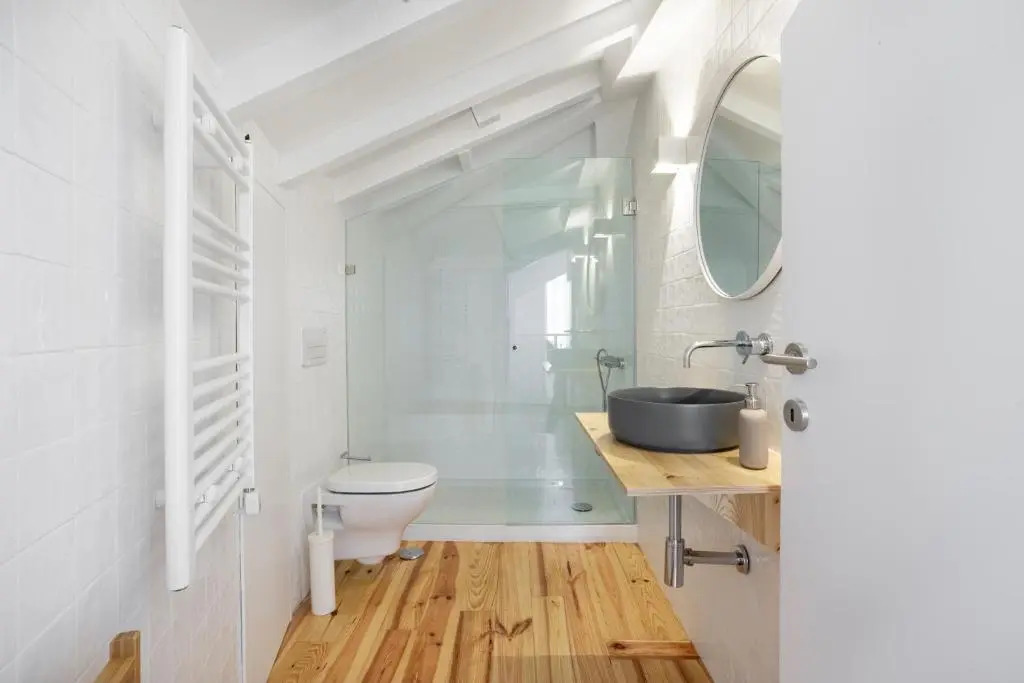 Spacious 6Bedroom House w/ Sunny Terrace in Lisbon