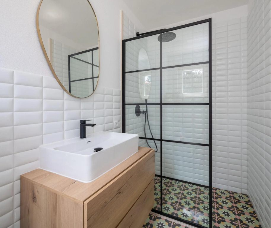 Sina in Splitska with 4 bedrooms and 3 bathrooms