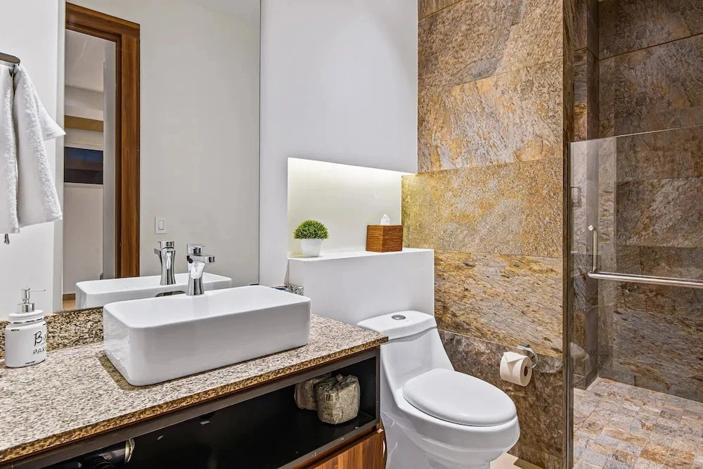 Peaceful Modern Condo With Rooftop Pool, Washer-dryer and Fitness Room