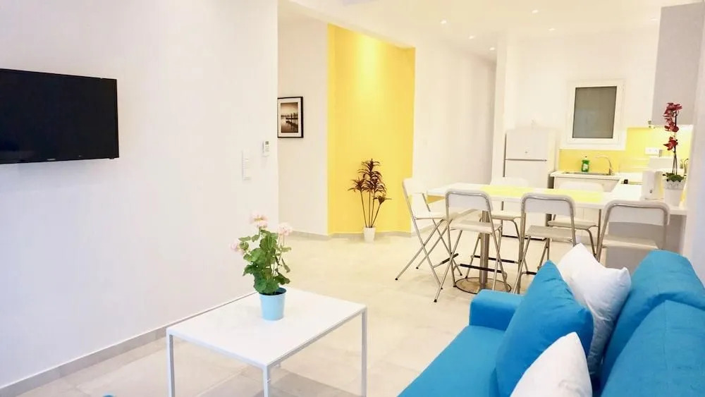 Colorful Cozy Central apt in Athens