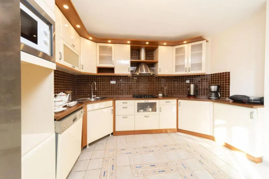 House Close to Beach with Shared Pool in Antalya