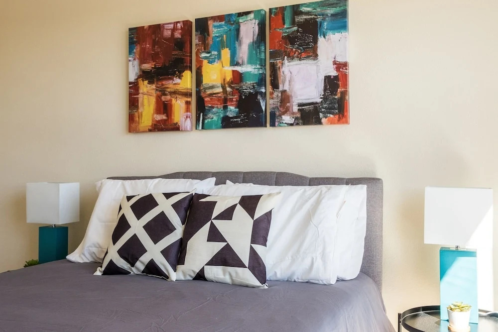 SoHo 1 BR with Balcony by Frontdesk