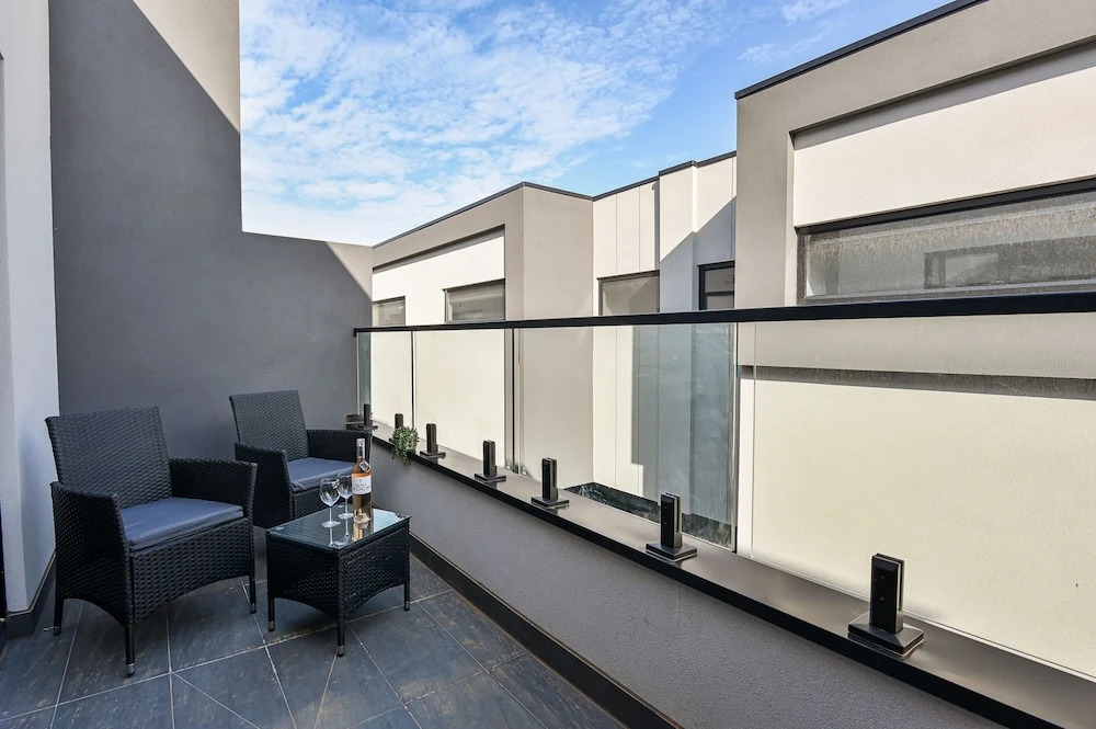 CARLISLE Bright Townhouse in Great Location