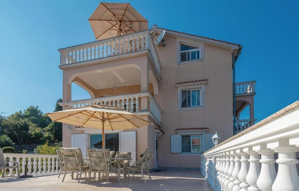 Nice Home in Poljana With Wifi and 4 Bedrooms
