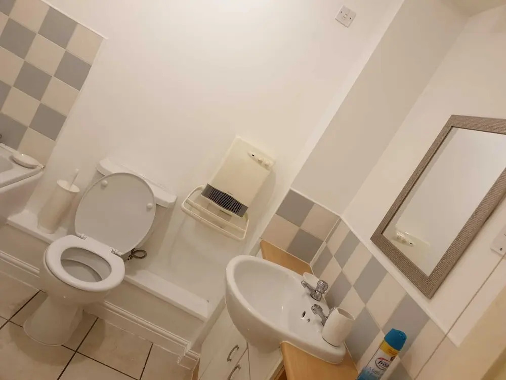 2 Bed Apartment B70 off M6 With Free Parking