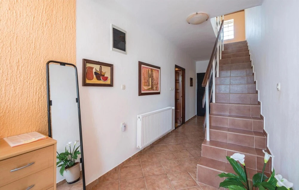 Amazing Home In Liznjan With Kitchen