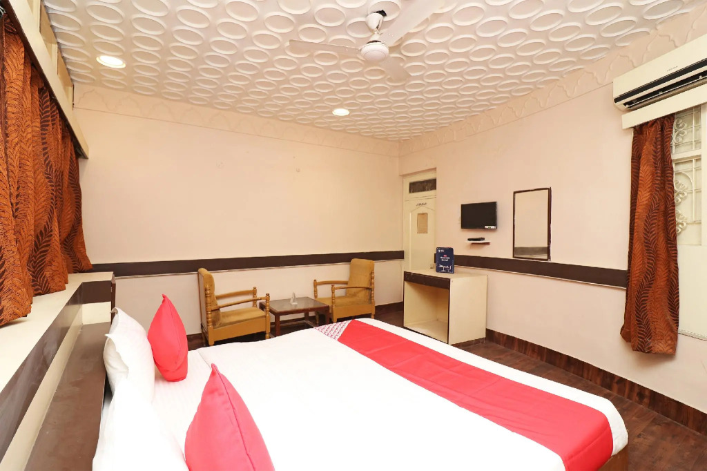 OYO 13657 Hotel Radhika
