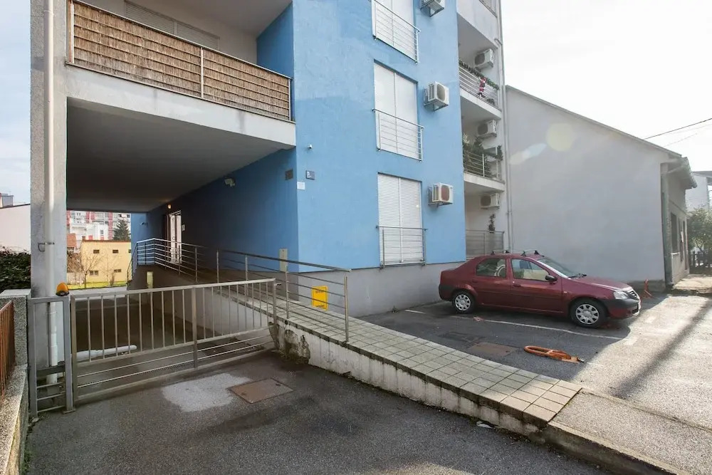 Galileo Apartment - Bright & Cozy with Parking