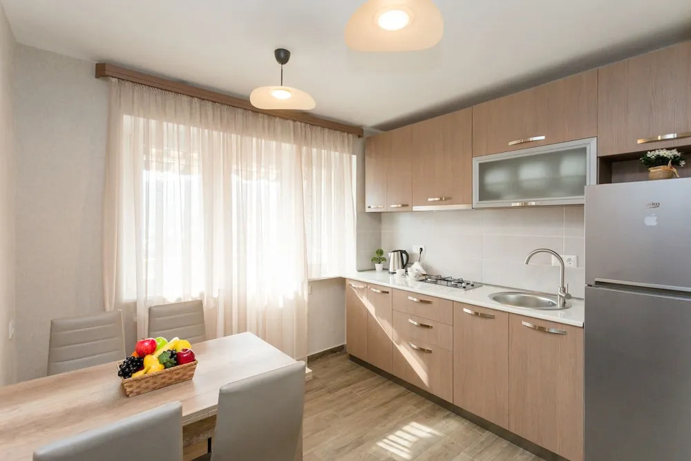 Falcon Apartments - Metro