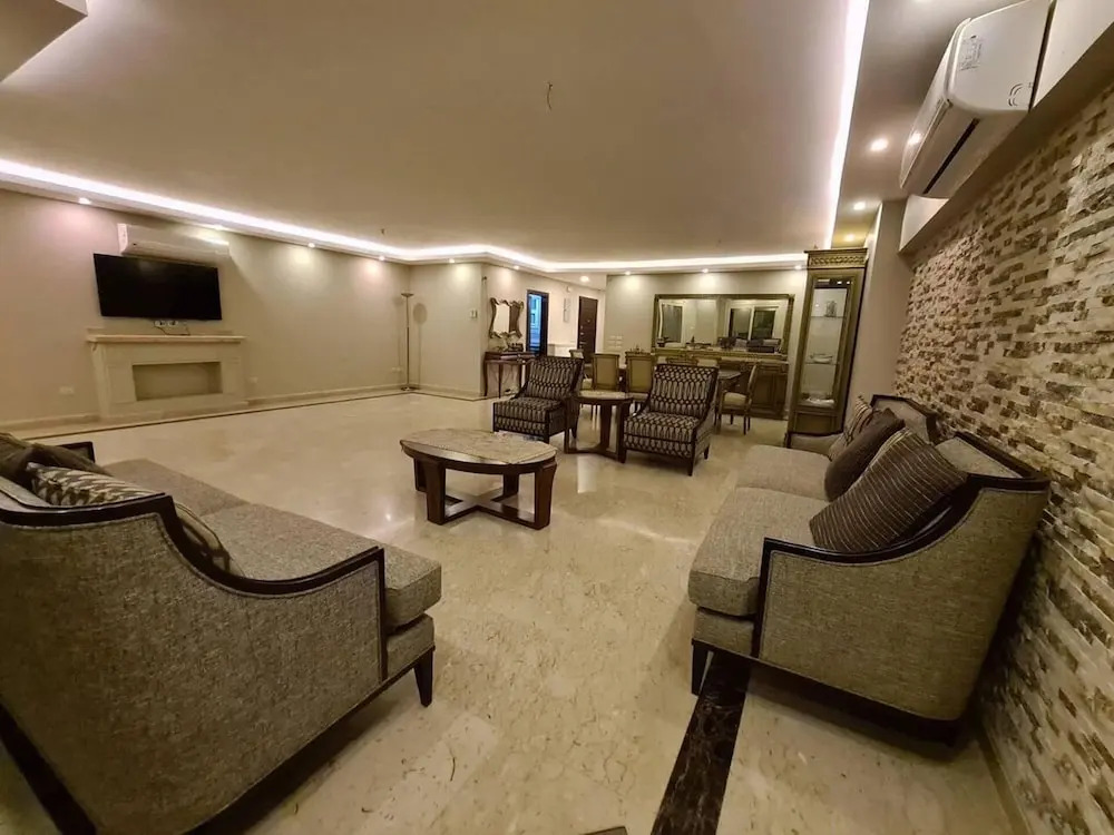 Spacious Executive Luxury Apartment With Balcony