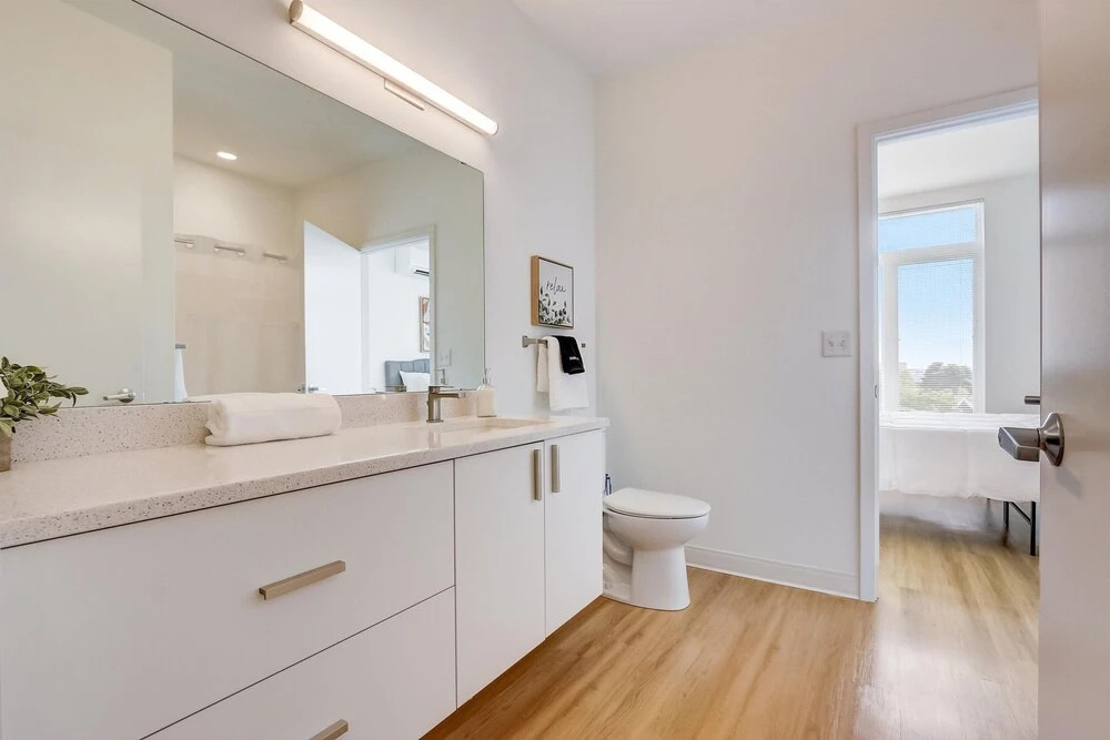 Frontdesk 2 BR Apt Near American Family Field