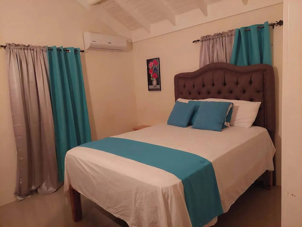Luxurious 3-bedroom House in Ocho Rios With Private Entrance
