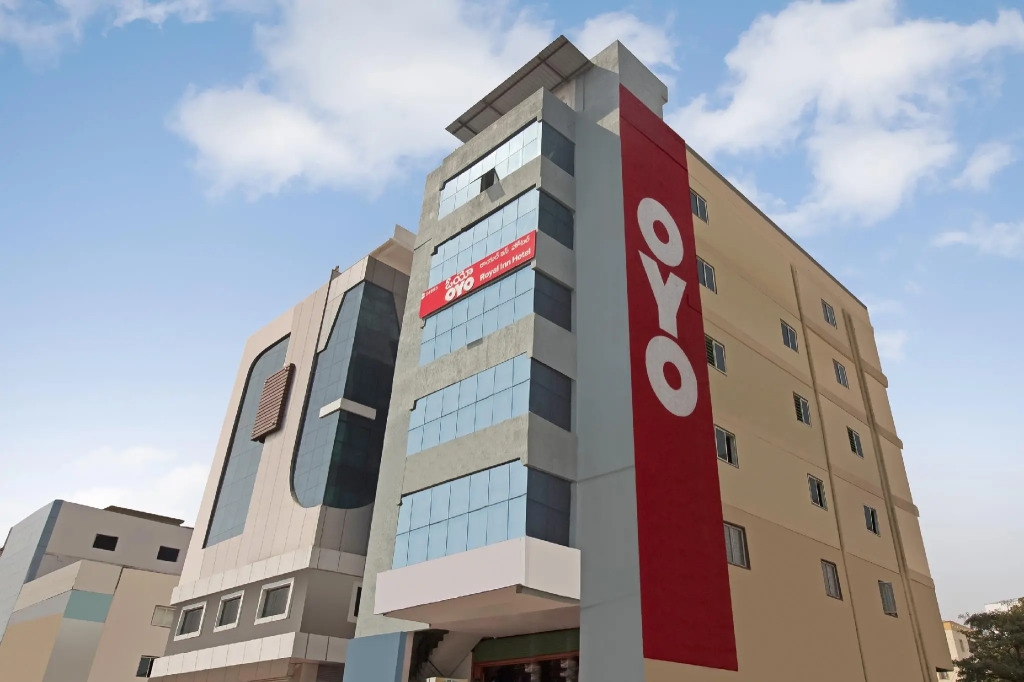 OYO 24993 Royal Inn Hotel