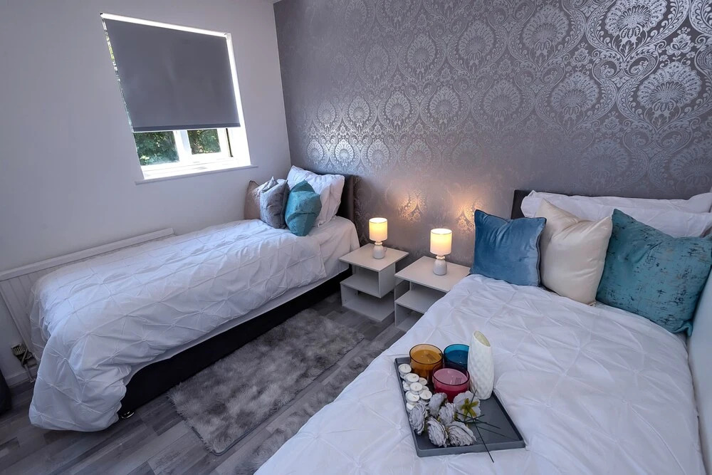 A Stunning 2 BED Home ON THE River Thames!