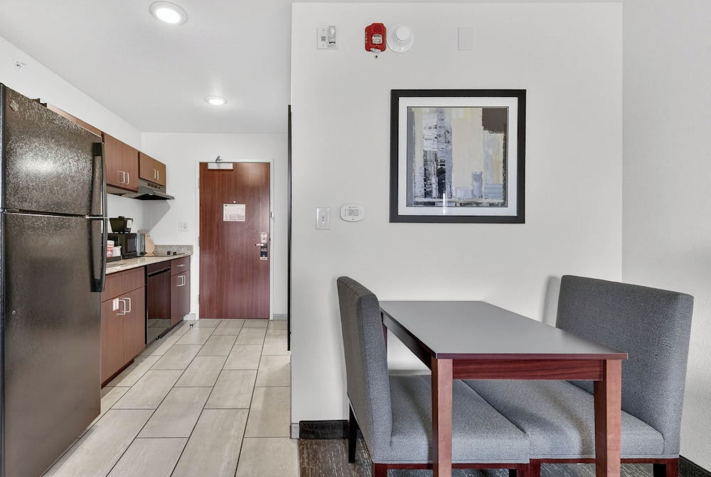 Cobblestone Hotel & Suites - Eaton