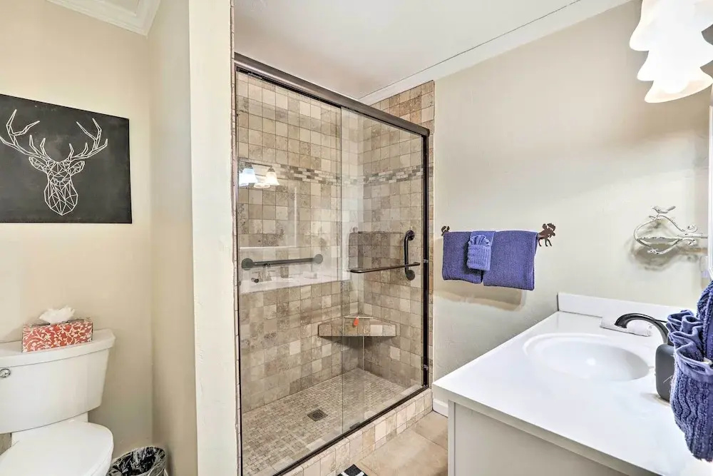 Hot Tub & Patio: Pet-friendly Cabin in Munds Park!