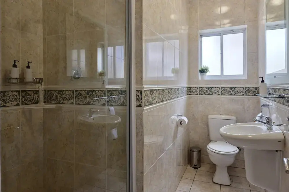 Camps Bay Villa with Pool 150m to the Beach