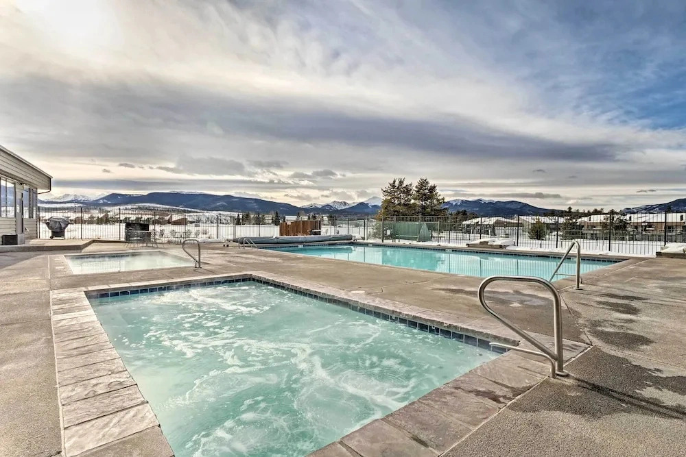 Luxury WP Mtn Cabin, Free Shuttle, Views & Garage