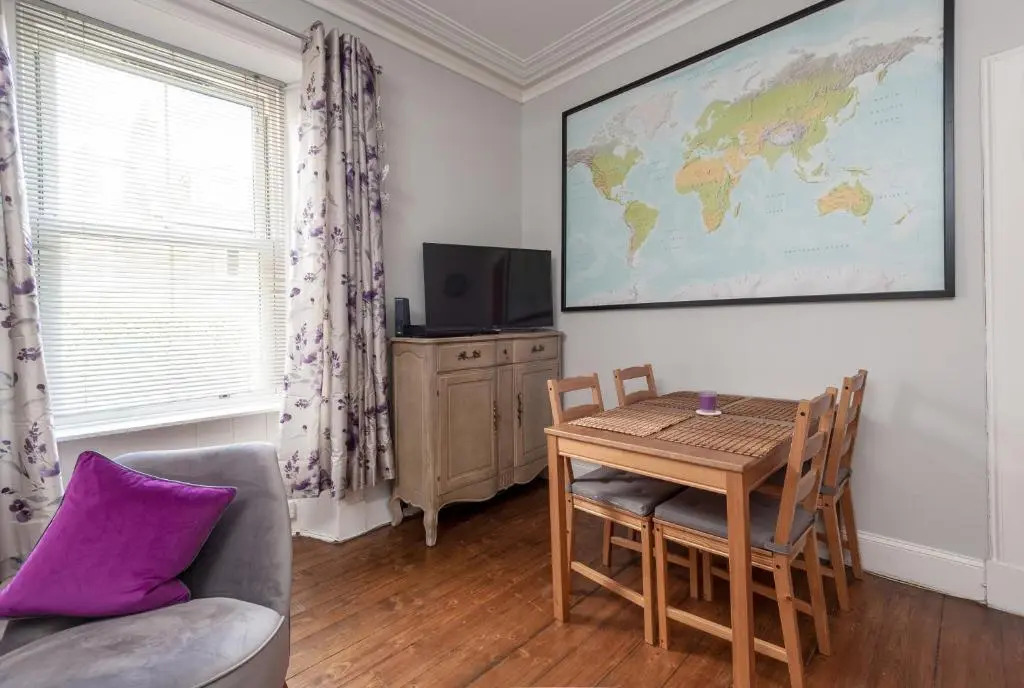 412 Lovely 2 Bedroom Apartment in Abbeyhill Colonies Near Holyrood Park and Calton Hill