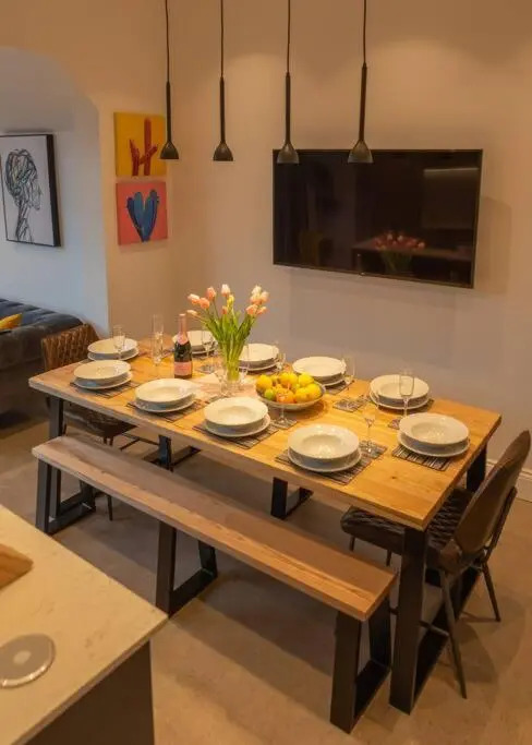 Escape 2 Unwind At The Parade, Accommodates 10