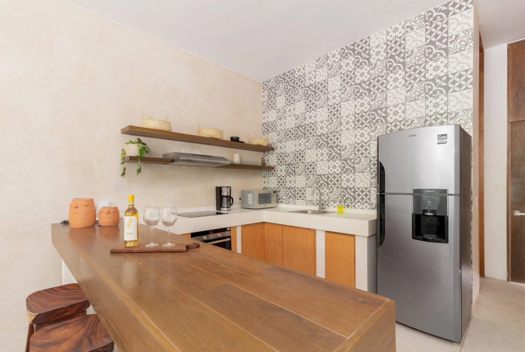 Stylish 3BR Apartment | Insta-worthy pool | Best WiFi | 10 min Bike Ride to the Beach