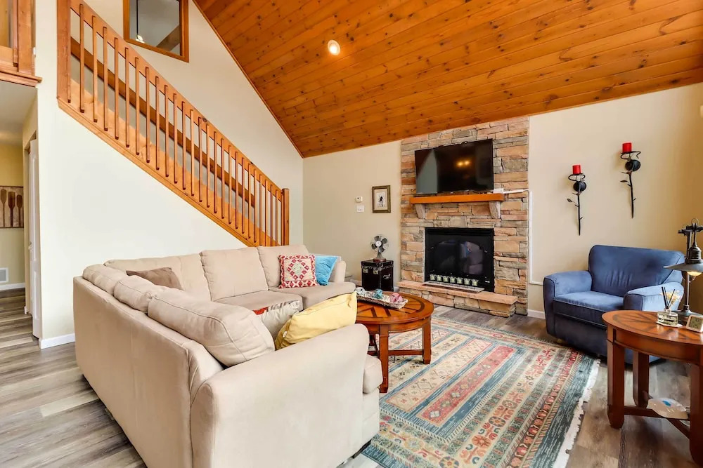 Lakefront Poconos Family Home w/ Pool Access